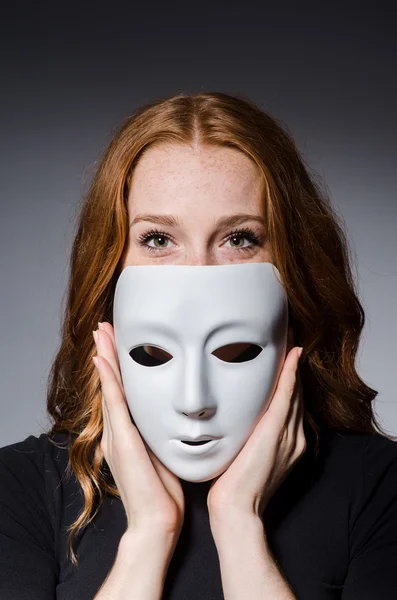 Rothaarige Frau mit Maske — Stockfoto