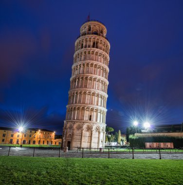 akşam saatlerinde pisa Kulesi
