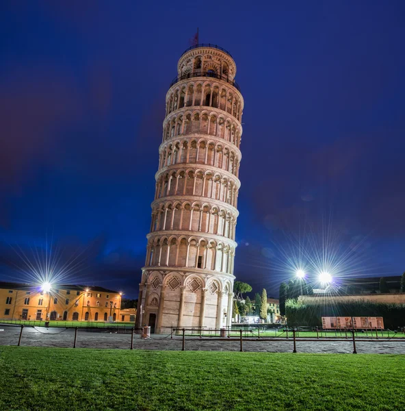 Torre de Pisa durante as horas da noite — Fotografia de Stock