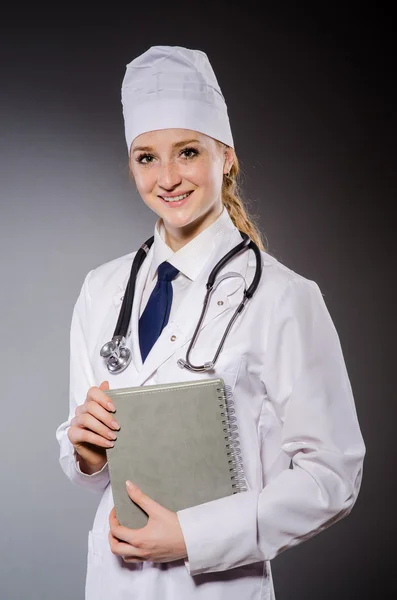 Femme médecin avec bloc-notes en papier — Photo