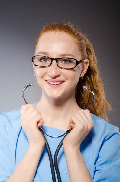 Femme médecin avec le stéthoscope — Photo