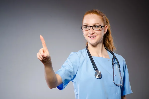 Женщина-врач нажимает виртуальную кнопку — стоковое фото
