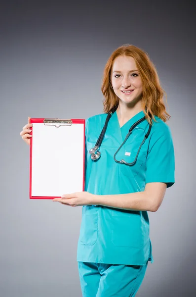 Kobieta lekarz z notatnikiem papierowym — Zdjęcie stockowe