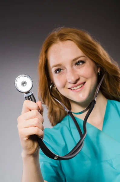 Femme médecin avec le stéthoscope — Photo