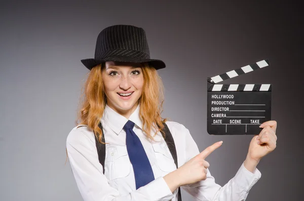 Młoda kobieta z tablicą filmową — Zdjęcie stockowe