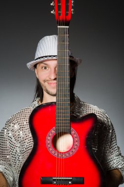 Gitar çalan adam