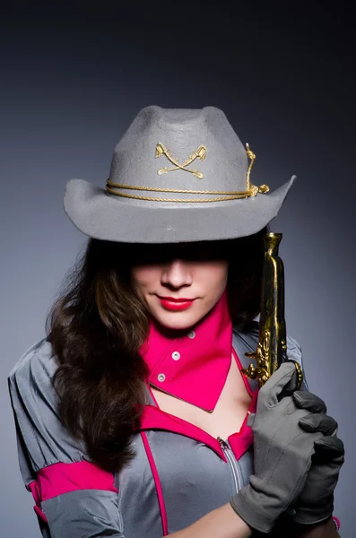 Kvinna cowgirl med pistol — Stockfoto