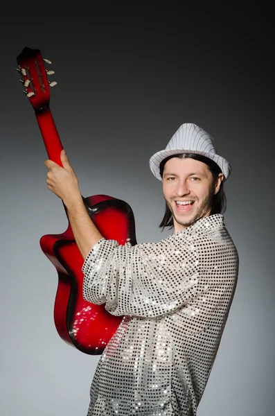 Hombre tocando la guitarra — Foto de Stock