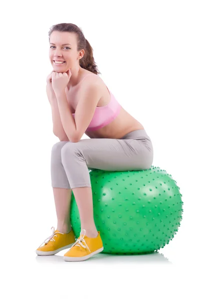 Mujer haciendo ejercicio con pelota suiza — Foto de Stock