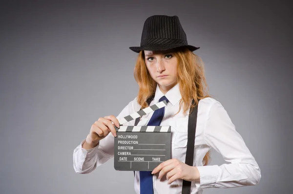 Mujer joven con tablero de cine — Foto de Stock