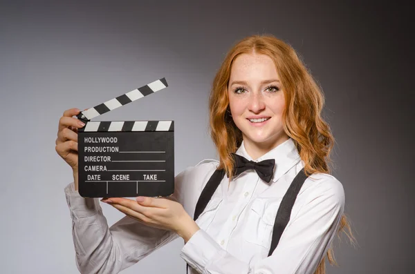 Jonge vrouw met filmbord — Stockfoto