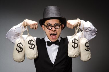 Çuvalla parası olan adam.