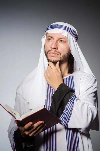 Arabiska mannen med bok — Stockfoto