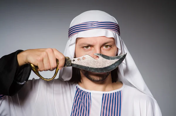 Homem árabe com faca afiada — Fotografia de Stock