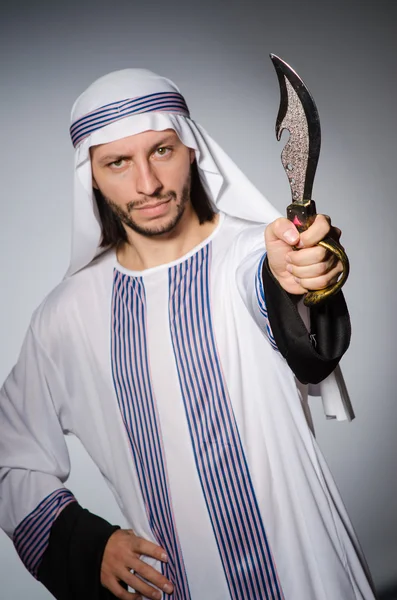 Homem árabe com faca afiada — Fotografia de Stock