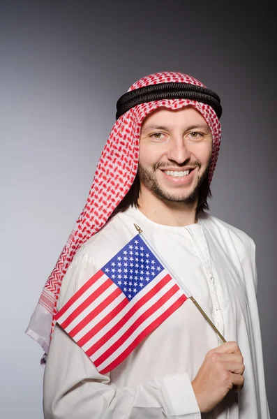 Homme arabe avec drapeau des États-Unis — Photo