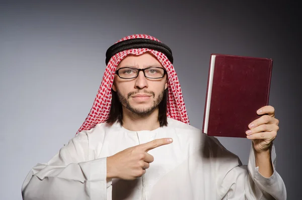 Araber mit Buch — Stockfoto