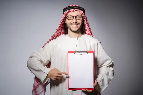 Homme arabe avec reliure en papier — Photo