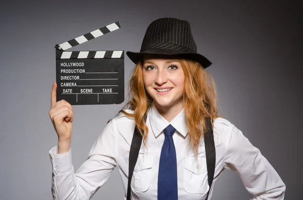 Junge Frau mit Kinotafel — Stockfoto