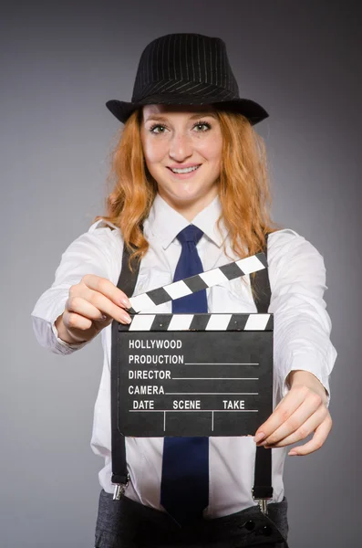 Junge Frau mit Kinotafel — Stockfoto