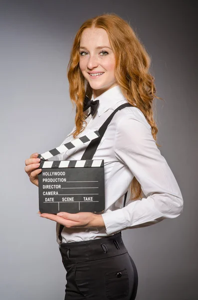 Mujer joven con tablero de cine — Foto de Stock