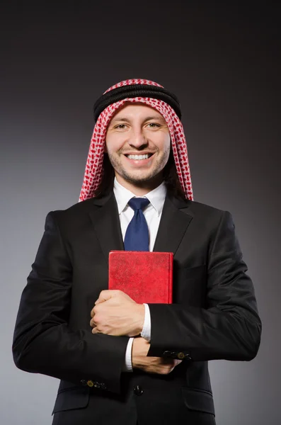 Arabische man met boek — Stockfoto