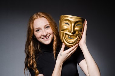 Kadın ikiyüzlülük consept maske ile