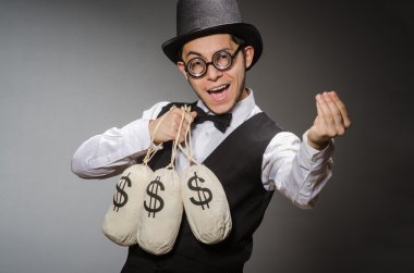 Çuvalla parası olan adam.