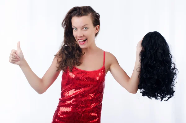 Woman with a selection of wig — Stock Photo, Image