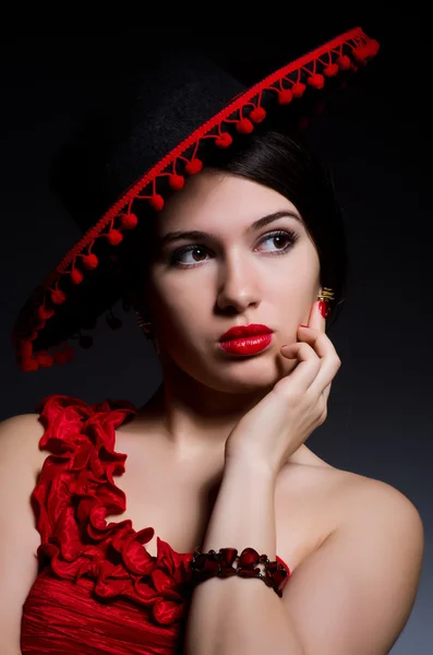 Привлекательная девушка в красном платье — стоковое фото