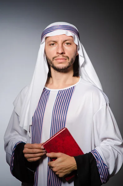 Arab muž s knihou — Stock fotografie