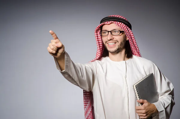 Araber drückt virtuellen Knopf — Stockfoto