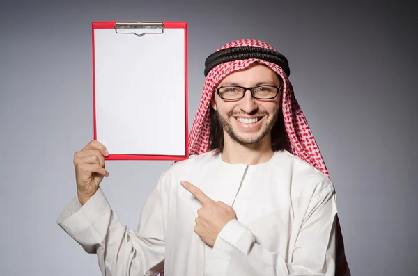 Homme arabe avec reliure en papier — Photo