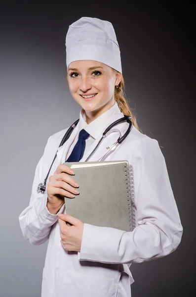 Femme médecin avec bloc-notes en papier — Photo