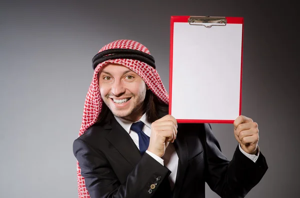 Arabische man met papieren bindmiddel — Stockfoto