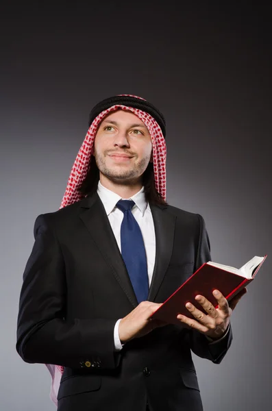 Homme arabe avec livre — Photo