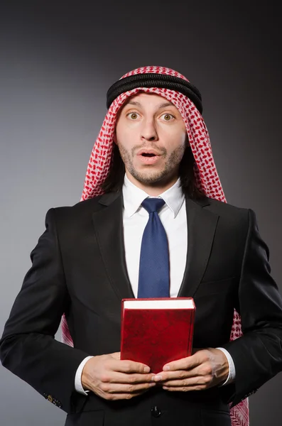 Uomo arabo con libro — Foto Stock