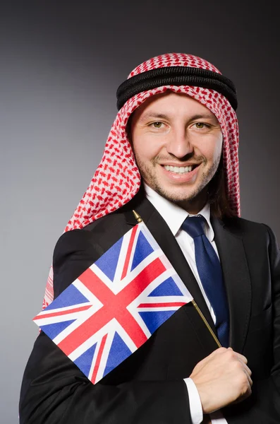 Арабский человек с флагом Великобритании — стоковое фото
