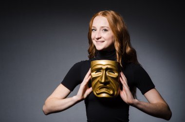 Kadın ikiyüzlülük consept maske ile