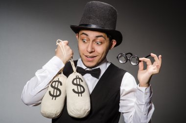 Çuvalla parası olan adam.