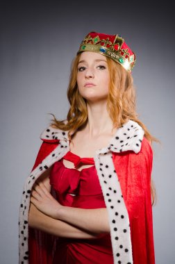 Kırmızı elbiseli Kraliçe