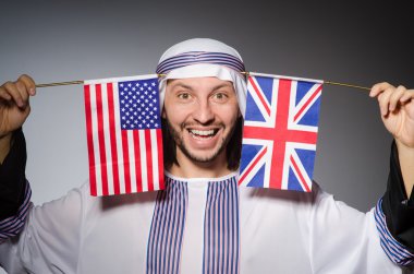 Birleşik krallık bayrağına sahip Arap adam