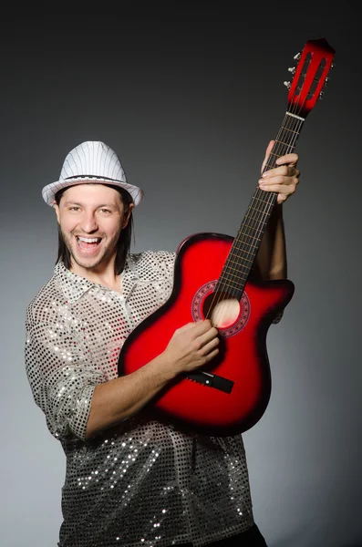 Homem tocando guitarra — Fotografia de Stock