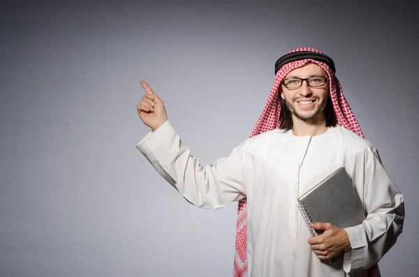 Arabski student z książki — Zdjęcie stockowe