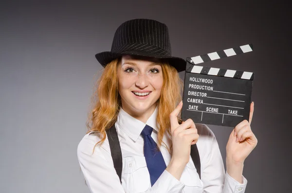 Vrouw met film board — Stockfoto