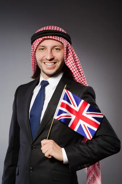 Арабский человек с флагом Великобритании — стоковое фото
