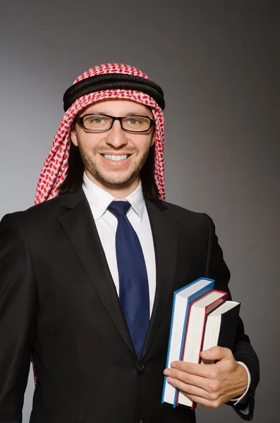 Arabische man met boek — Stockfoto