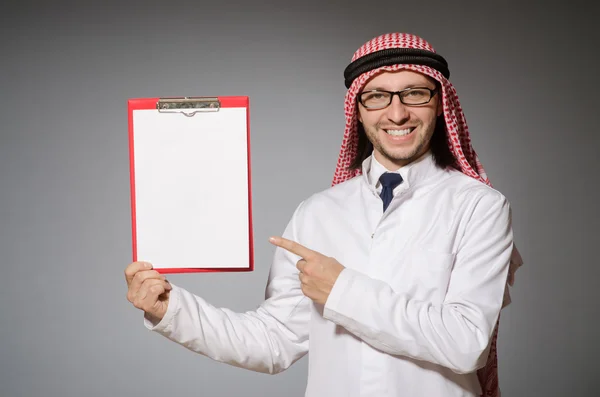 Arabisk man med pappersbindemedel — Stockfoto