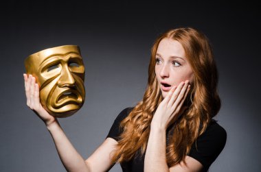 Kadın ikiyüzlülük consept maske ile