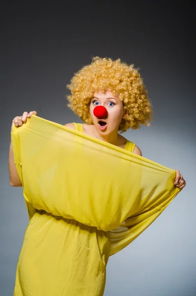 Mujer divertida en vestido de payaso —  Fotos de Stock